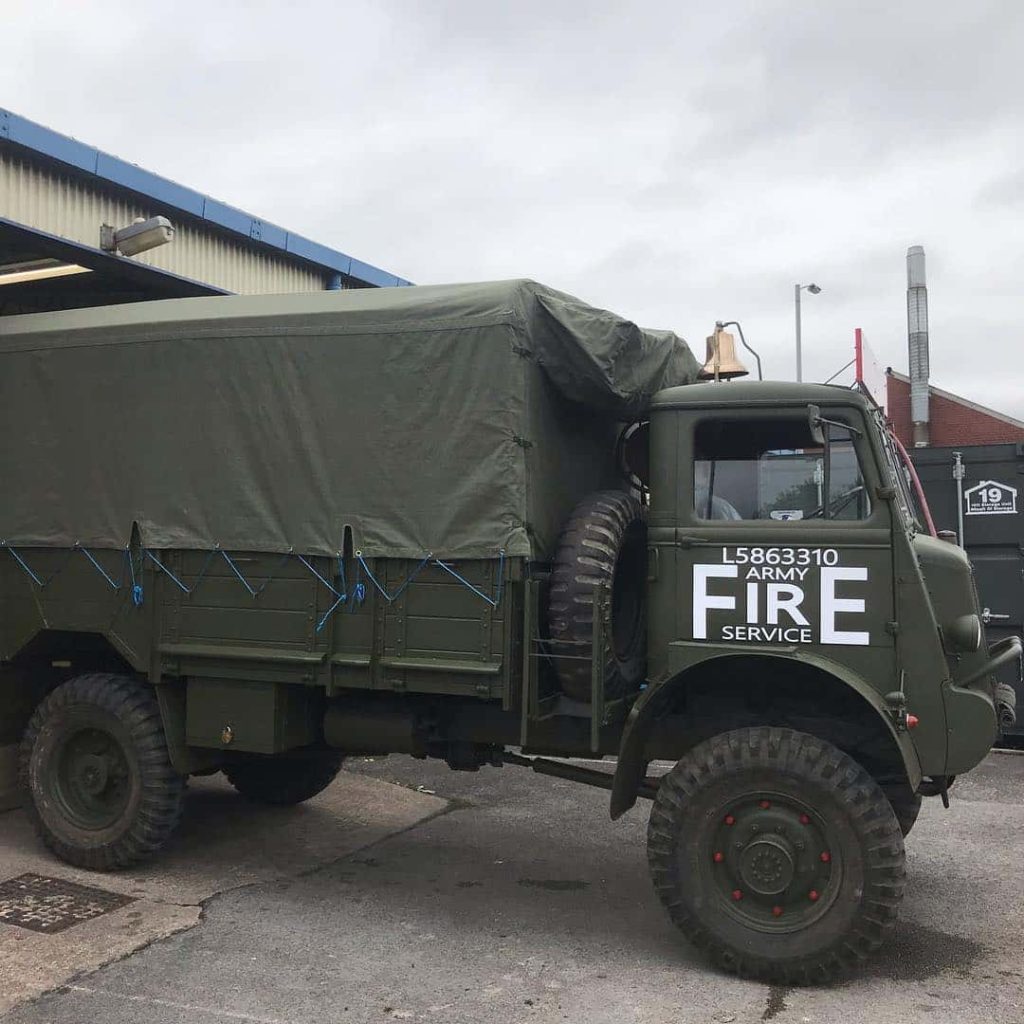 Made-to-measure canvas cover for lorry